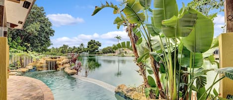 Una piscina al aire libre, una piscina climatizada