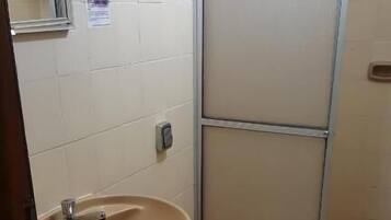 Apartamento standard | Banheiro | Chuveiro, toalhas de banho