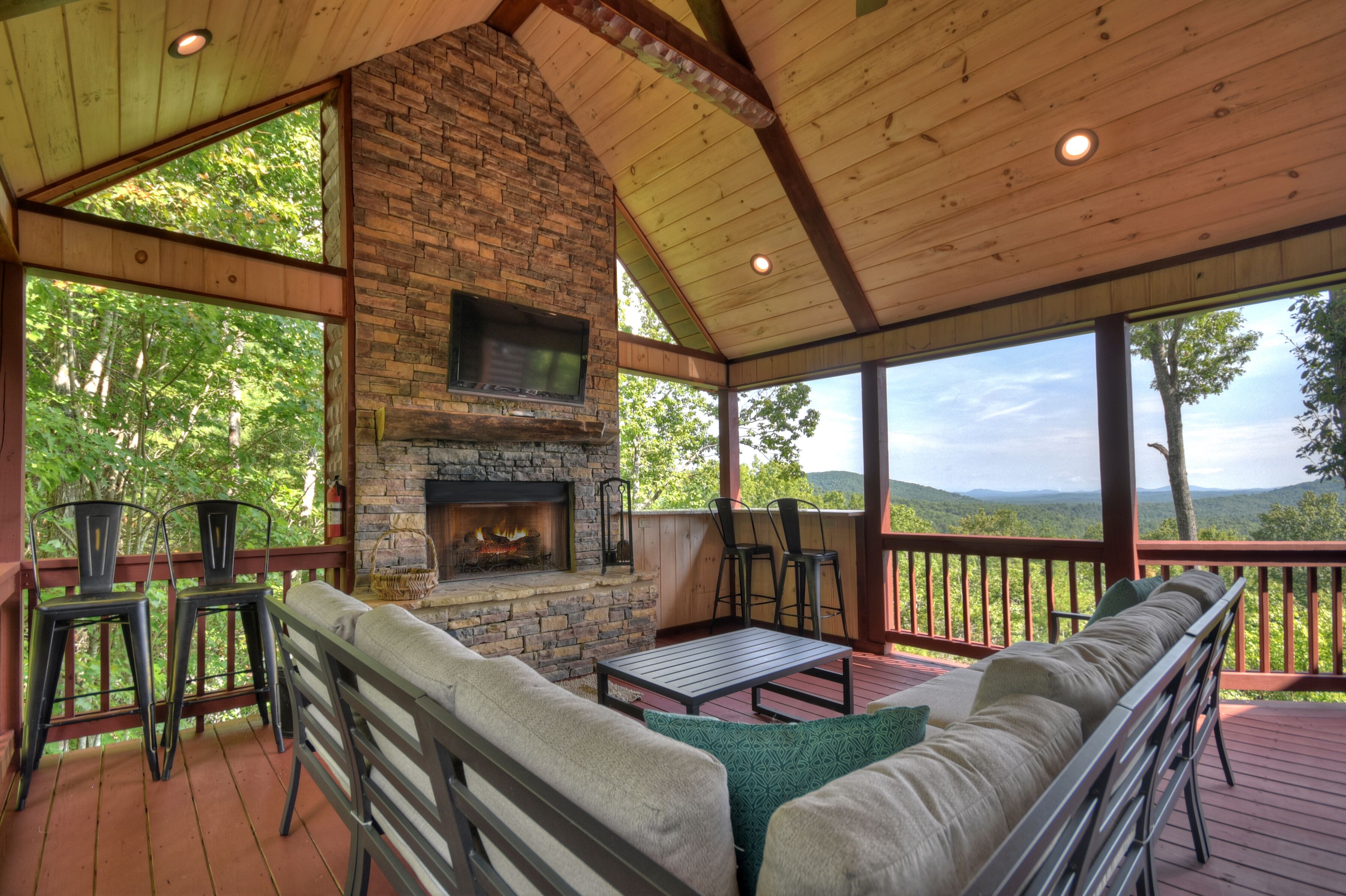 Majestic long range mountain views!  Pet friendly! Bed & bath each level for privacy, gathering porch outdoor fireplace in Aska Adventure Area
