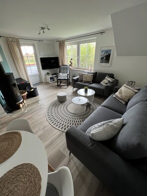 TV, fireplace, DVD player, books - Apartment with 3 bedrooms, balcony and fireplace - perfect for couples/families (Fehmarn)