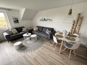 Fernseher, Kamin, DVD-Player, Bücher