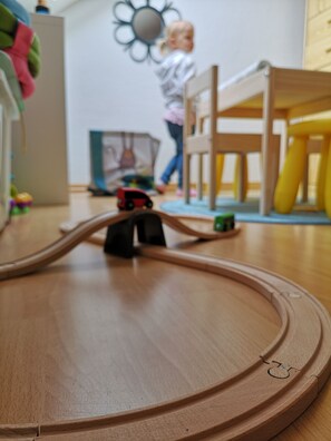 Children's area - Apartment with 3 bedrooms, balcony and fireplace - perfect for couples/families (Fehmarn)