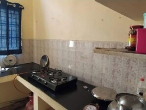 Cookware/dishes/utensils