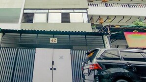 A multi-story building with a gated entrance marked with the number 42. - OYO 89994 Kartini House (Jakarta)