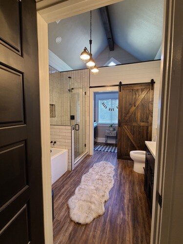 Remodeled Modern Farmhouse on acreage near ALL area attractions🌳