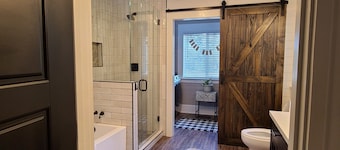 Remodeled Modern Farmhouse on acreage near ALL area attractions🌳