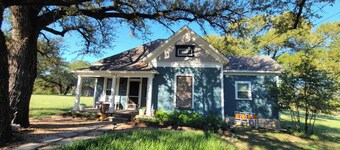 Remodeled Modern Farmhouse on acreage near ALL area attractions🌳
