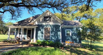 Remodeled Modern Farmhouse on acreage near ALL area attractions🌳