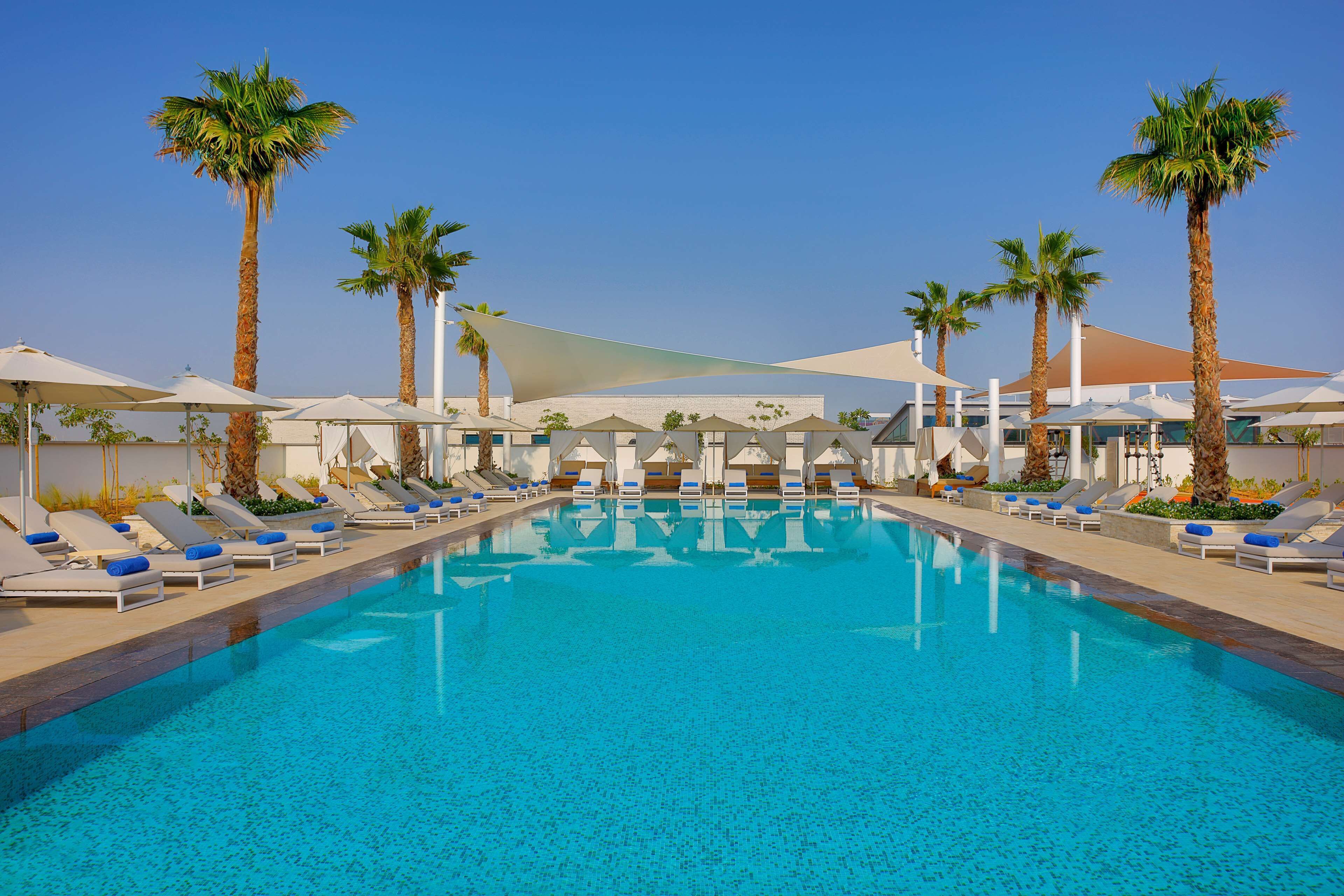 สระว่ายน้ำกลางแจ้ง, ร่มริมสระว่ายน้ำ, เก้าอี้อาบแดดริมสระ