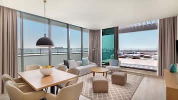 Appartement, 3 slaapkamers, terras | Een kluis op de kamer, een laptopwerkplek, verduisterende gordijnen