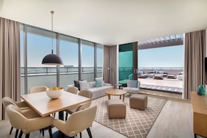 Apartment, 3 Schlafzimmer, Terrasse | Zimmersafe, laptopgeeigneter Arbeitsplatz, Verdunkelungsvorhänge