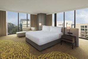 Premium bedding, pillowtop beds, minibar, in-room safe - Hilton Bengaluru Embassy Manyata Business Park (Bengaluru)