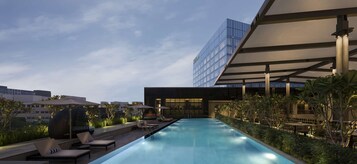 Una piscina al aire libre, camas de piscina gratis