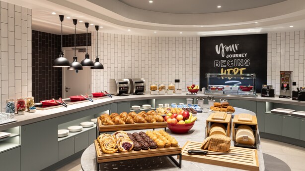 A modern breakfast buffet with a variety of pastries, fruits, and beverages. - Hampton by Hilton Konstanz (Konstanz)