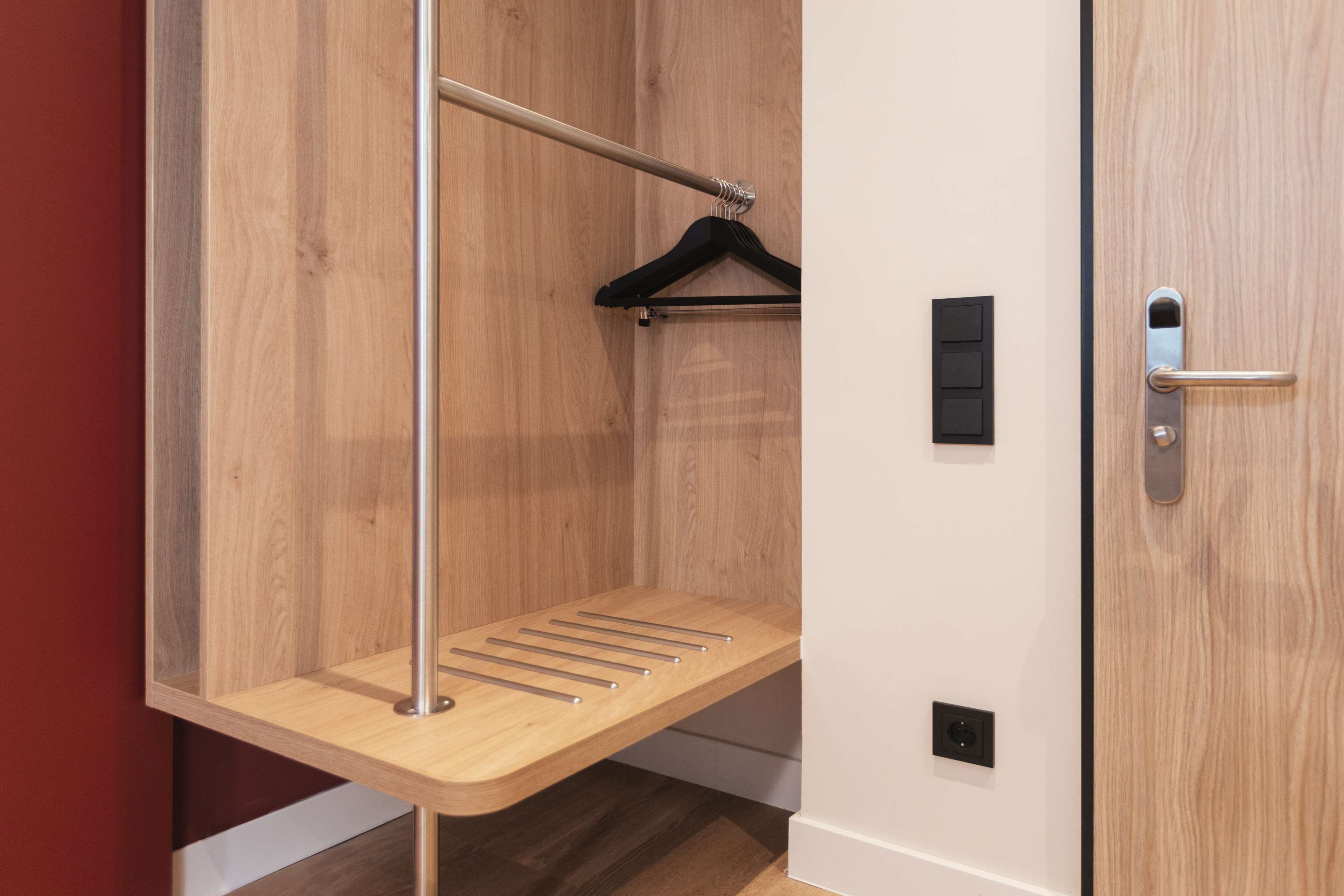 room, 1 queen bed, accessible | 1 bedroom, hypo-allergenic bedding, in-room safe, laptop workspace