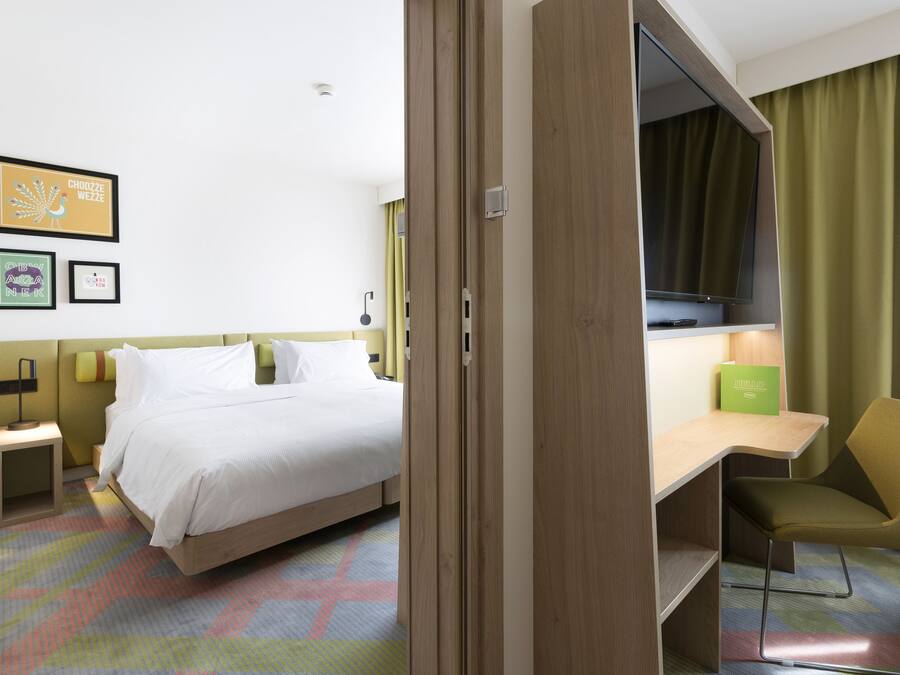 Habitación familiar, 1 cama de matrimonio grande, habitaciones comunicadas | Caja fuerte, escritorio, cortinas opacas y tabla de planchar con plancha