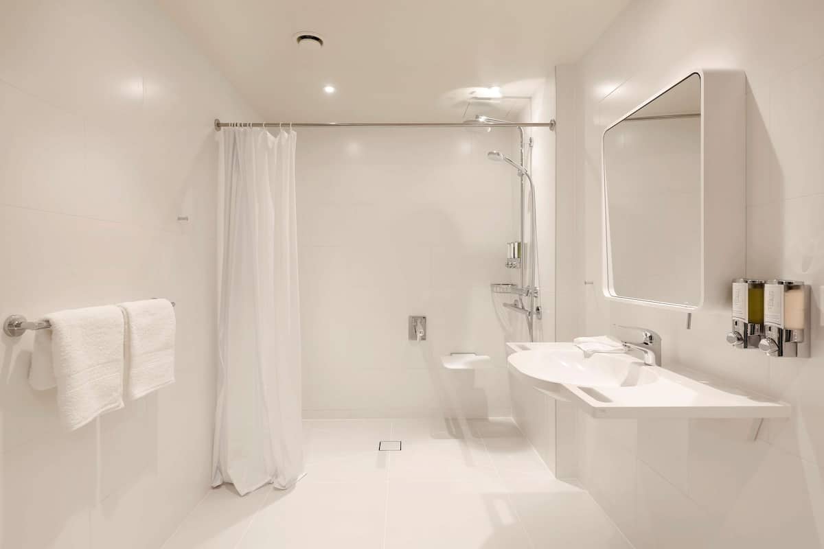 room, 1 queen bed, accessible | bathroom shower