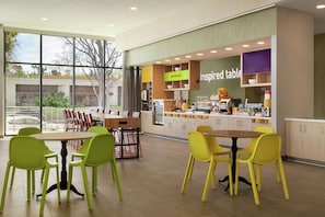 Café da manhã com buffet grátis todos os dias