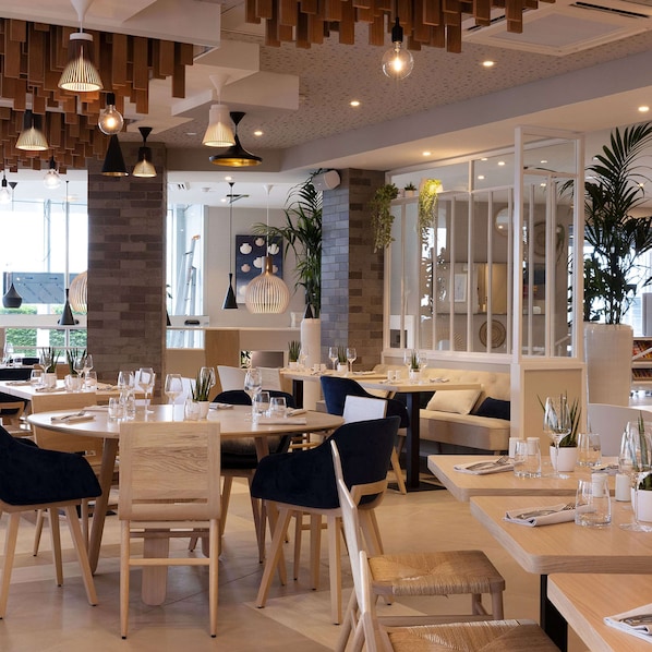 Ofereix vistes al mar i s'hi serveixen esmorzars, dinars i sopars