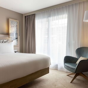 In-room safe, desk, blackout curtains, soundproofing - Hilton Garden Inn Le Havre France (Le Havre)