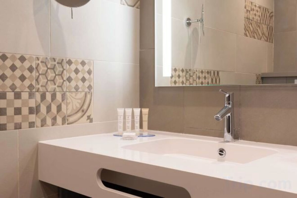 Articles de toilette gratuits, sèche-cheveux, serviettes fournies