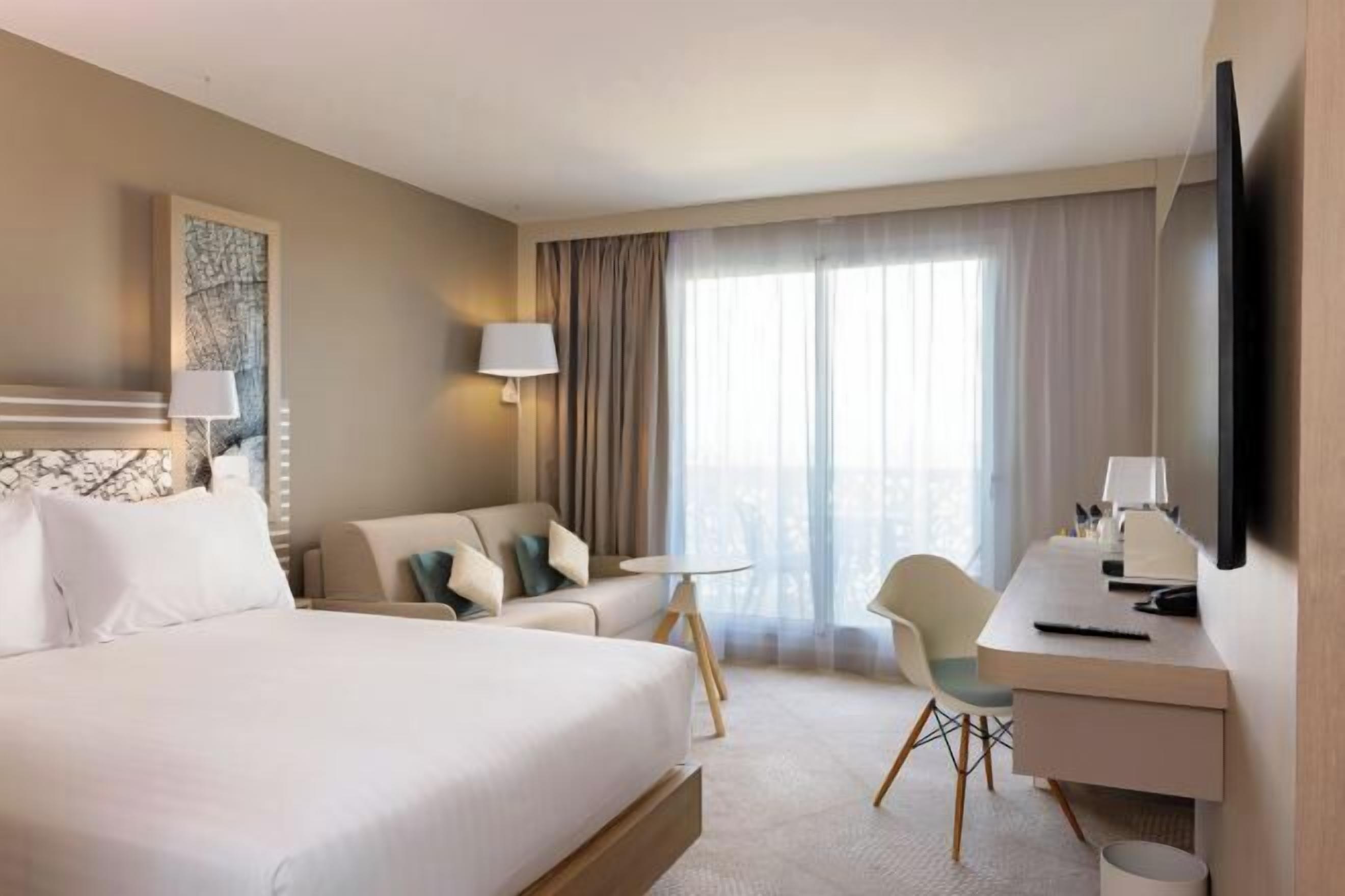 Caja de seguridad en la habitación, escritorio y cortinas blackout 