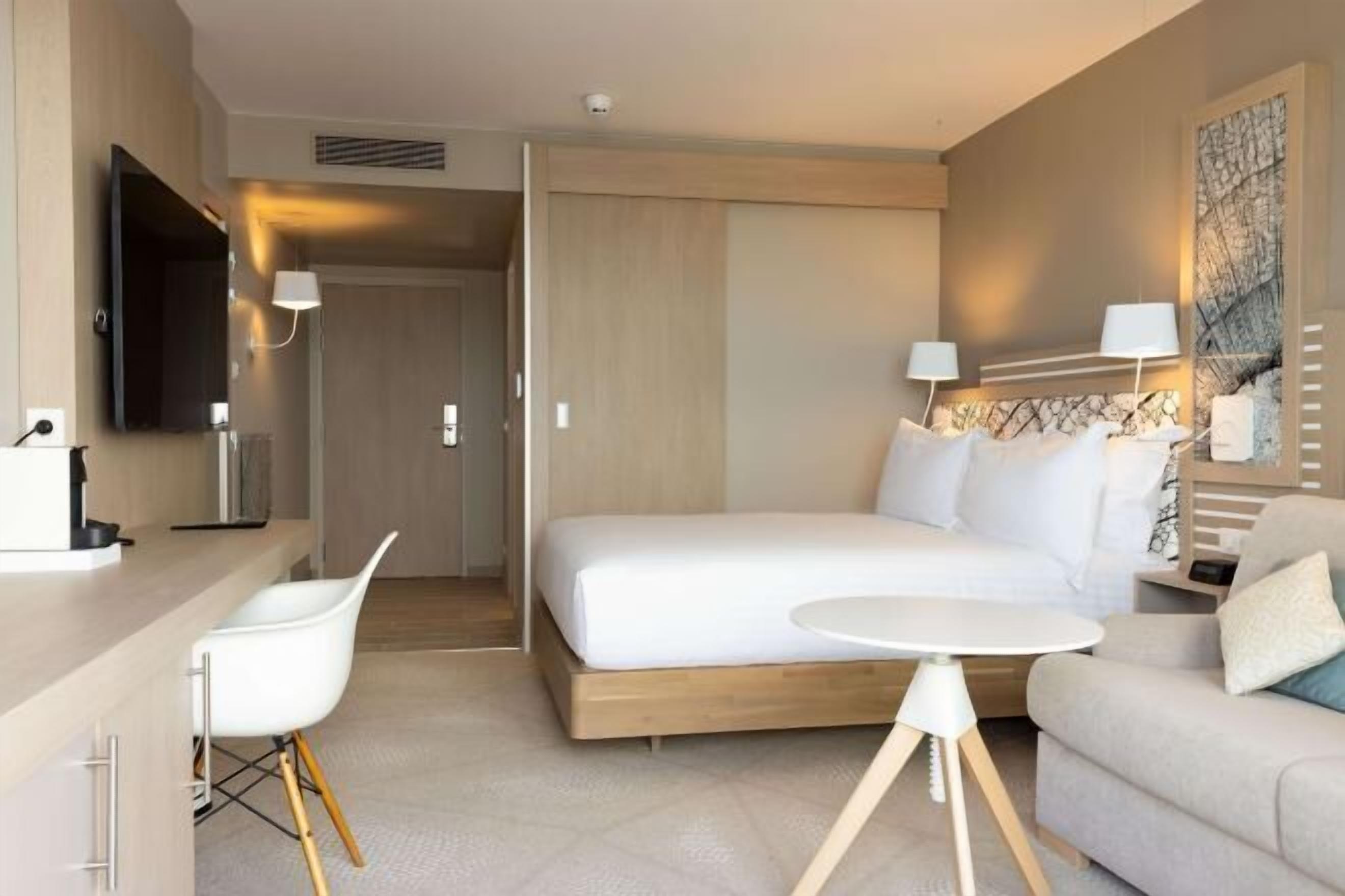 Caja de seguridad en la habitación, escritorio y cortinas blackout 