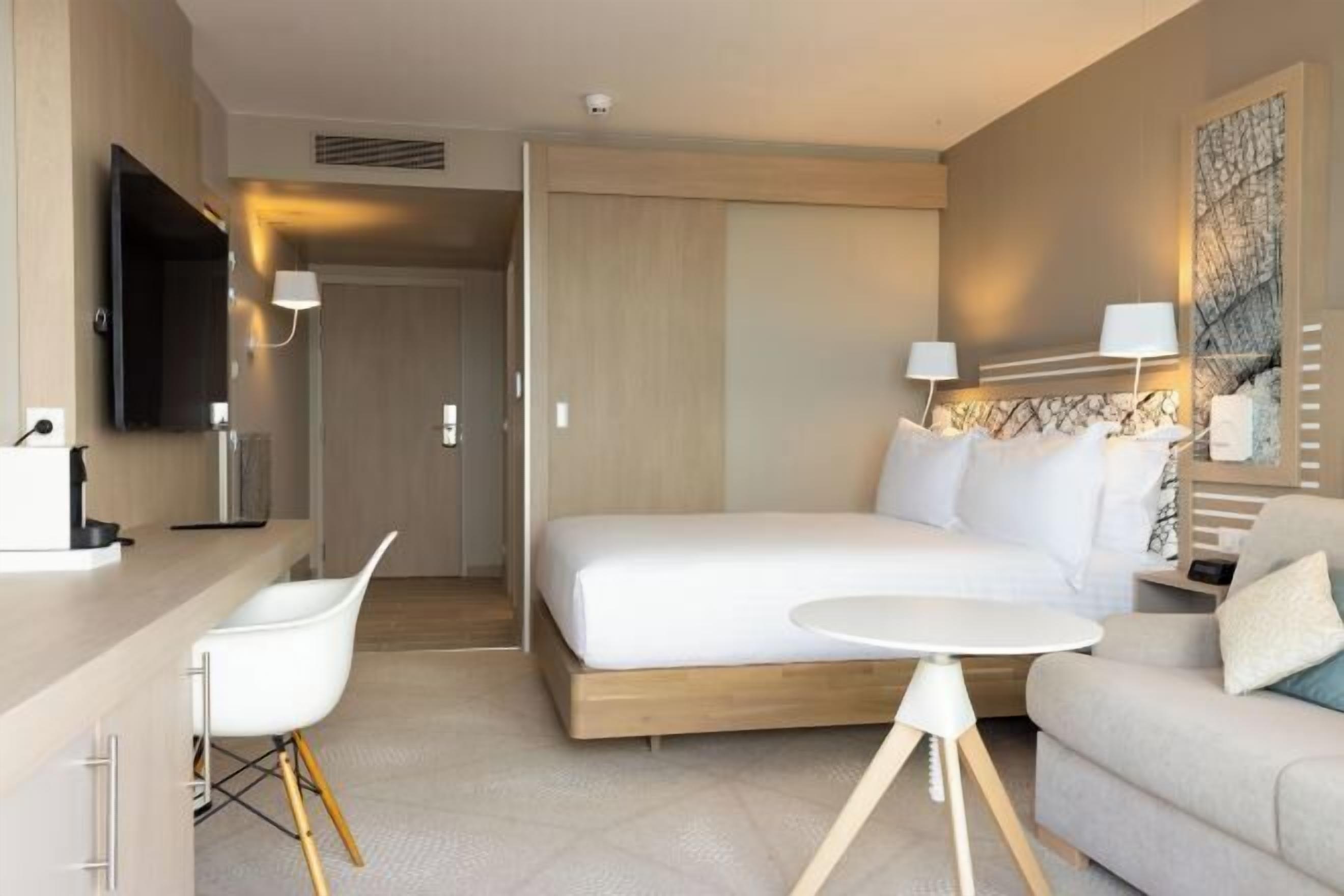 Caja de seguridad en la habitación, escritorio y cortinas blackout 