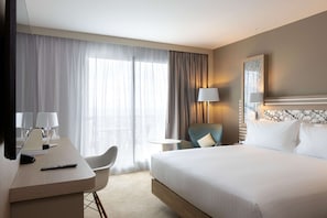 In-room safe, desk, blackout curtains, soundproofing - Hilton Garden Inn Le Havre France (Le Havre)