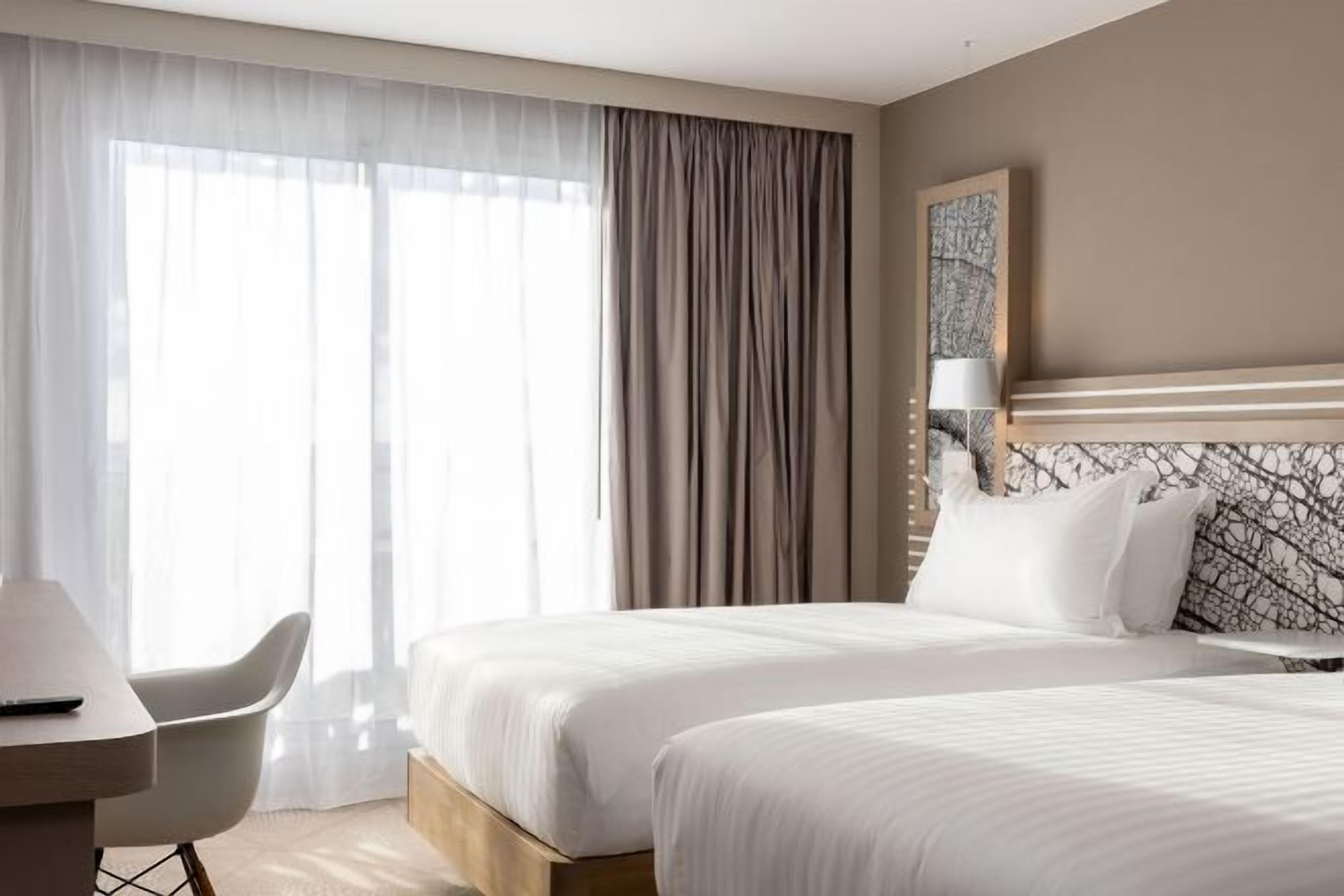 Caja de seguridad en la habitación, escritorio y cortinas blackout 