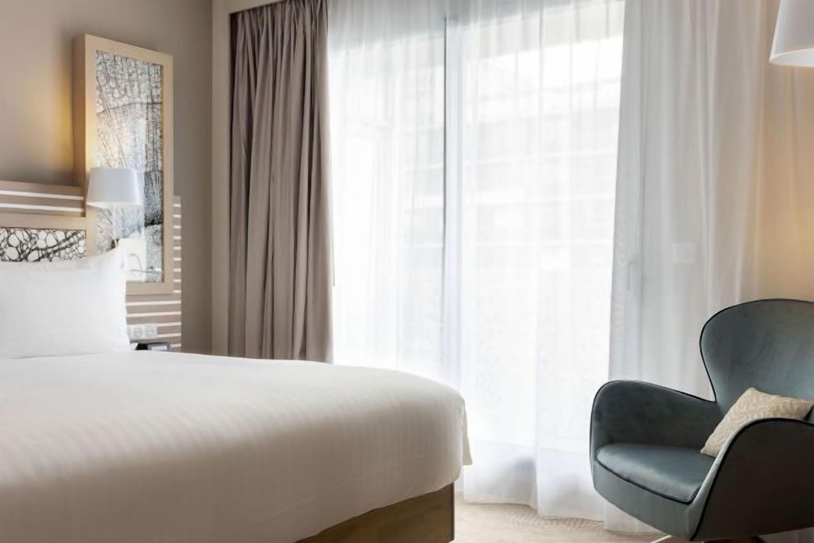 Caja de seguridad en la habitación, escritorio y cortinas blackout 