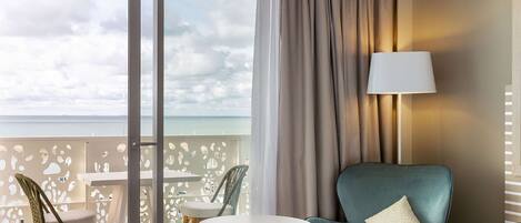 Safe på rommet, skrivebord, blendingsgardiner og lydisolert