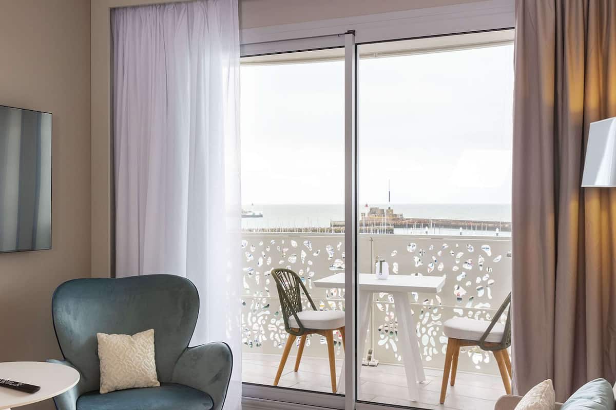 suite, 1 bedroom | 1 bedroom, in-room safe, desk, blackout curtains