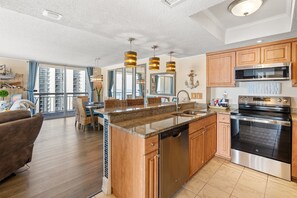 雪櫃、微波爐、焗爐、爐具