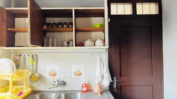 Fridge, stovetop, electric kettle, blender