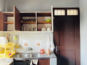 Fridge, stovetop, electric kettle, blender