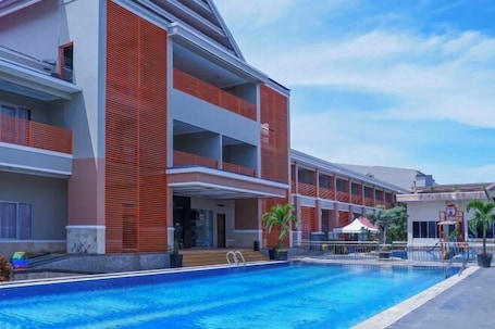 Outdoor pool. Sutan Raja Hotel Kolaka