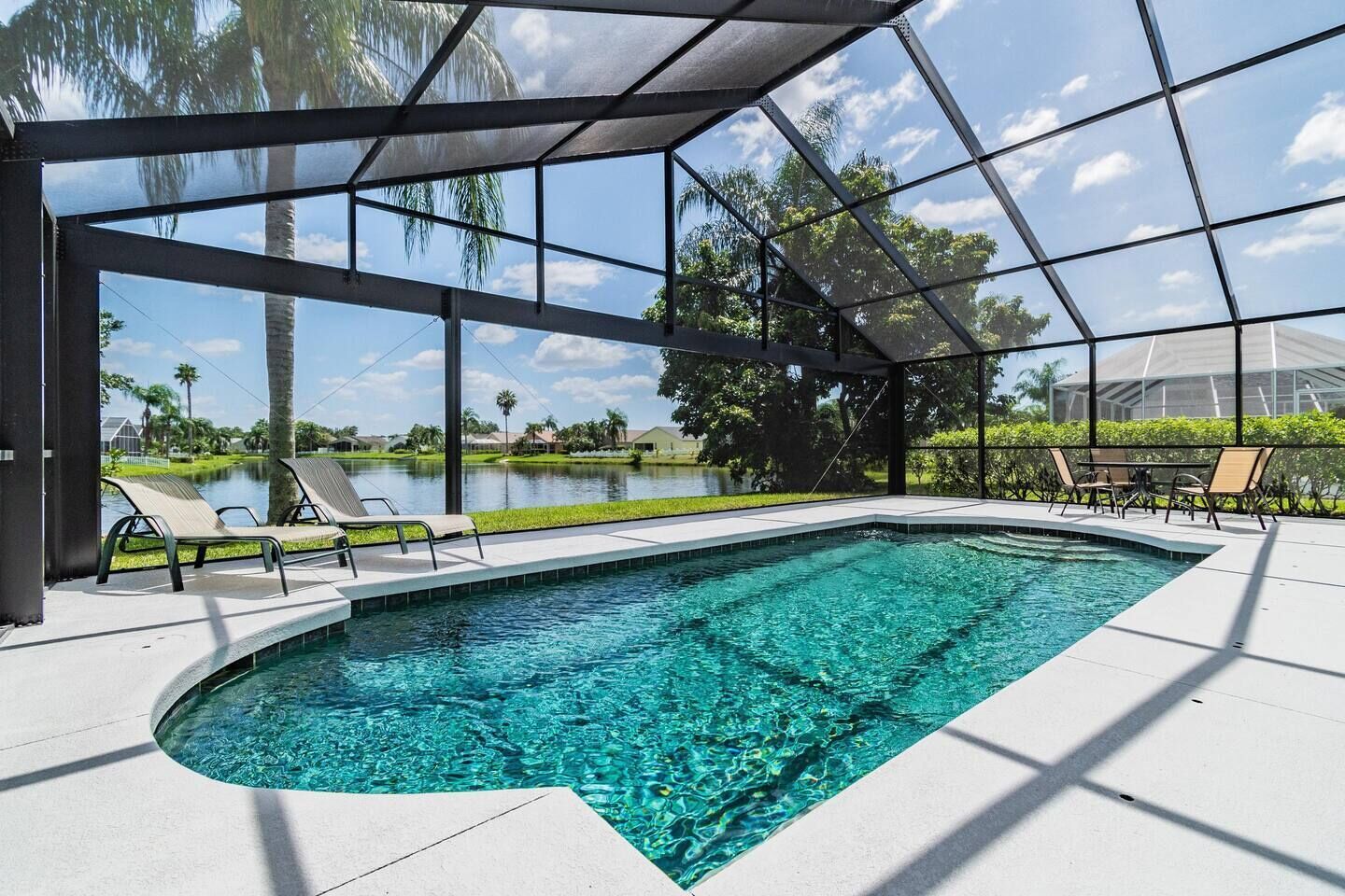 حمّام سباحة مُدفَّأ