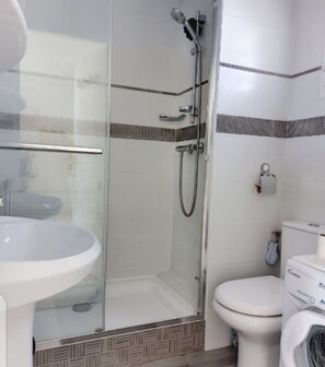 Douche, sèche-cheveux, serviettes fournies, papier toilette