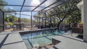 Utendørsbasseng og et oppvarmet basseng