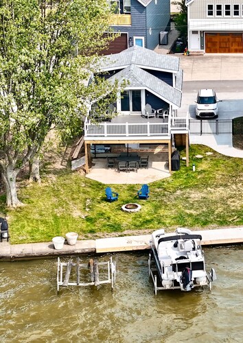 SUNSET LOFT Waterfront retreat, best sunsets on Indian Lake ~ Free Kayak use