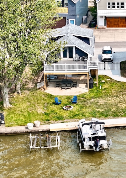 SUNSET LOFT Waterfront retreat, boat lift, water toys, best sunsets on the lake!