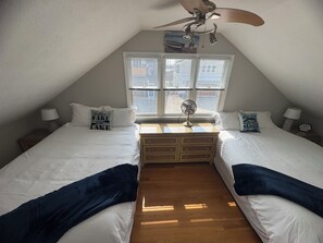 1 bedroom, free WiFi, bed sheets - SUNSET LOFT Waterfront retreat, best sunsets on Indian Lake ~ Free Kayak use (Russell's Point)