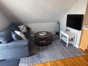 Smart TV, books - SUNSET LOFT Waterfront retreat, best sunsets on Indian Lake ~ Free Kayak use (Russell's Point)