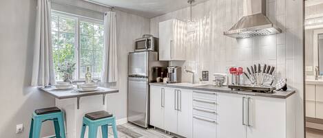 Private kitchen | Fridge, microwave, oven, stovetop