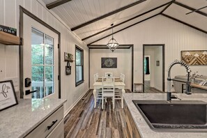 Fridge, microwave, oven, stovetop - Modern farmhouse for family fun - mins to downtown (Clayton)