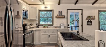 Modern farmhouse for family fun - mins to downtown