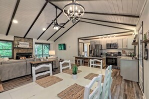 Dining - Modern farmhouse for family fun - mins to downtown (Clayton)