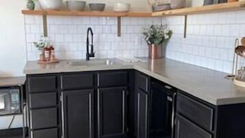 Refrigerador, microondas, cafetera y tetera y tostadora