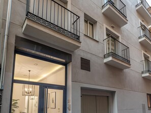 Exterior detail - ChezmoiHomes Angel I 2BR (Granada)